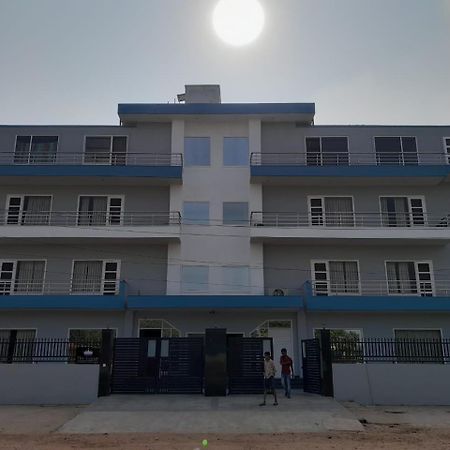 Hotel The Luxem - Behind Ibis Hotel Gurugram Gurgáon Kültér fotó