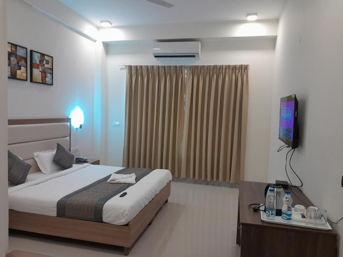 Hotel The Luxem - Behind Ibis Hotel Gurugram Gurgáon Kültér fotó