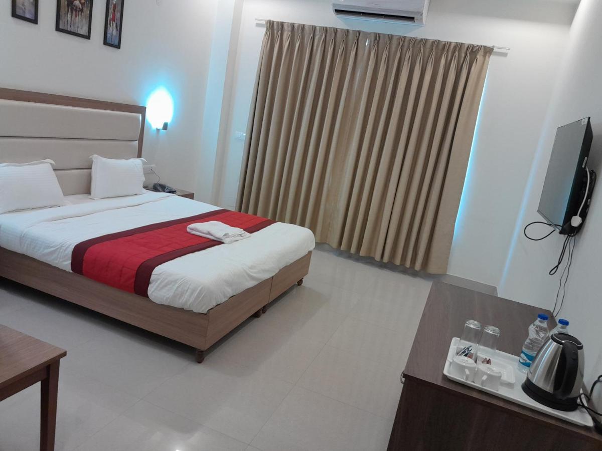 Hotel The Luxem - Behind Ibis Hotel Gurugram Gurgáon Kültér fotó