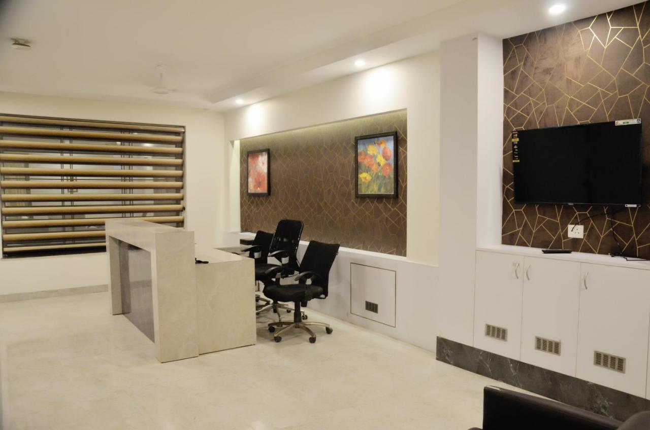 Hotel The Luxem - Behind Ibis Hotel Gurugram Gurgáon Kültér fotó