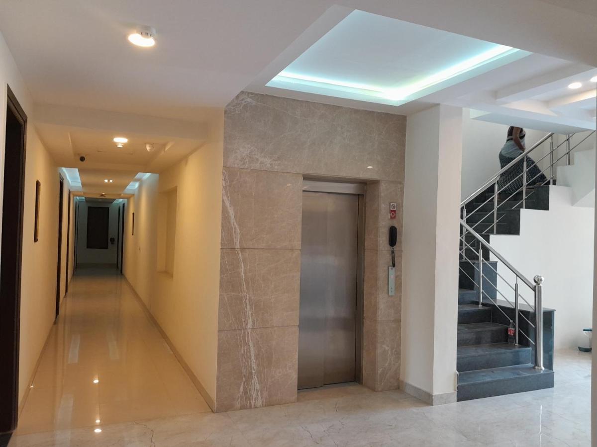 Hotel The Luxem - Behind Ibis Hotel Gurugram Gurgáon Kültér fotó