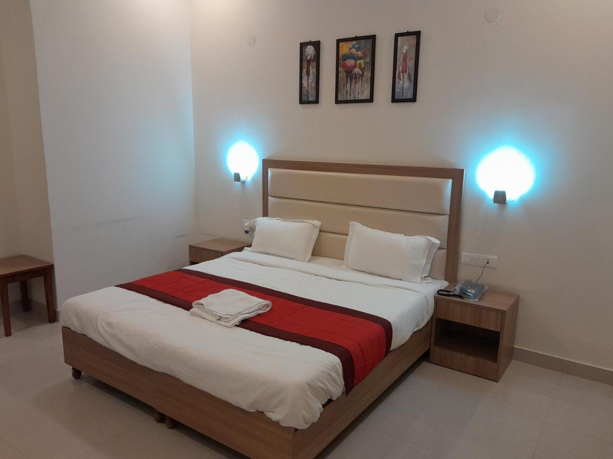Hotel The Luxem - Behind Ibis Hotel Gurugram Gurgáon Kültér fotó