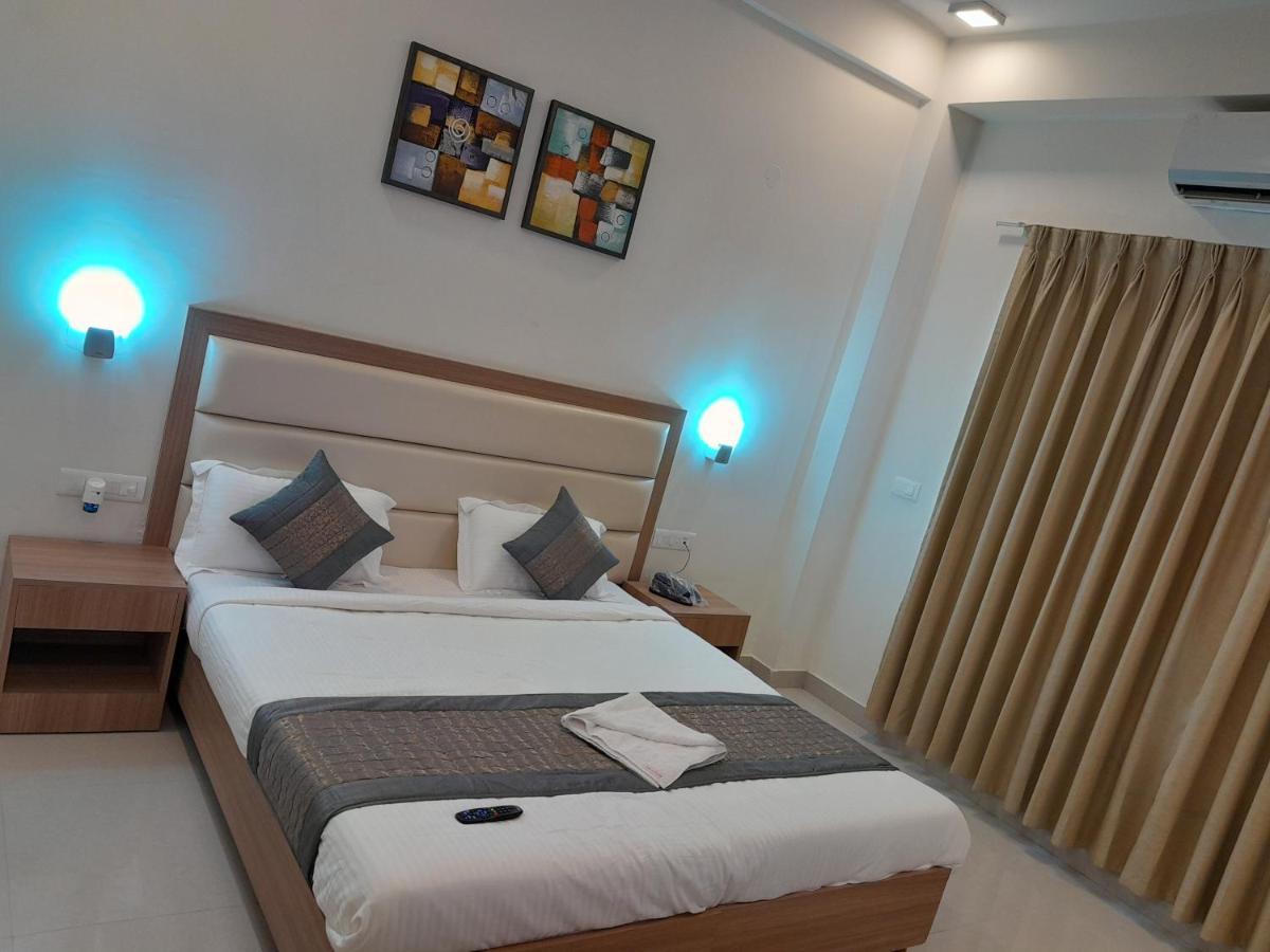Hotel The Luxem - Behind Ibis Hotel Gurugram Gurgáon Kültér fotó
