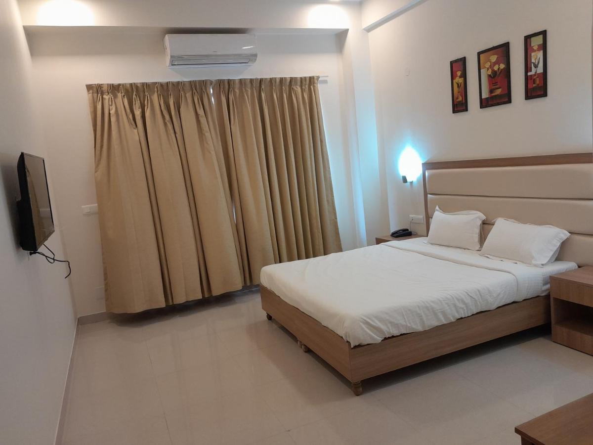 Hotel The Luxem - Behind Ibis Hotel Gurugram Gurgáon Kültér fotó