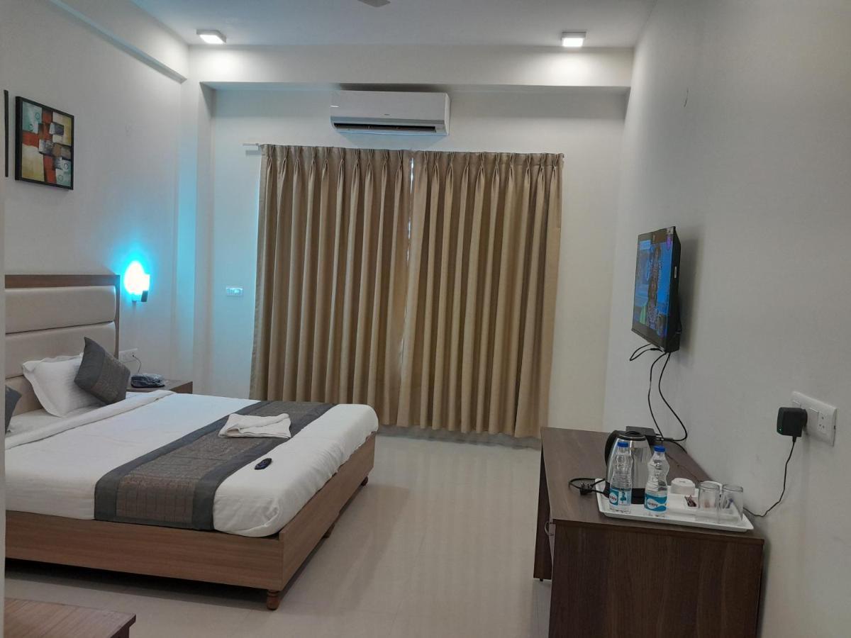 Hotel The Luxem - Behind Ibis Hotel Gurugram Gurgáon Kültér fotó