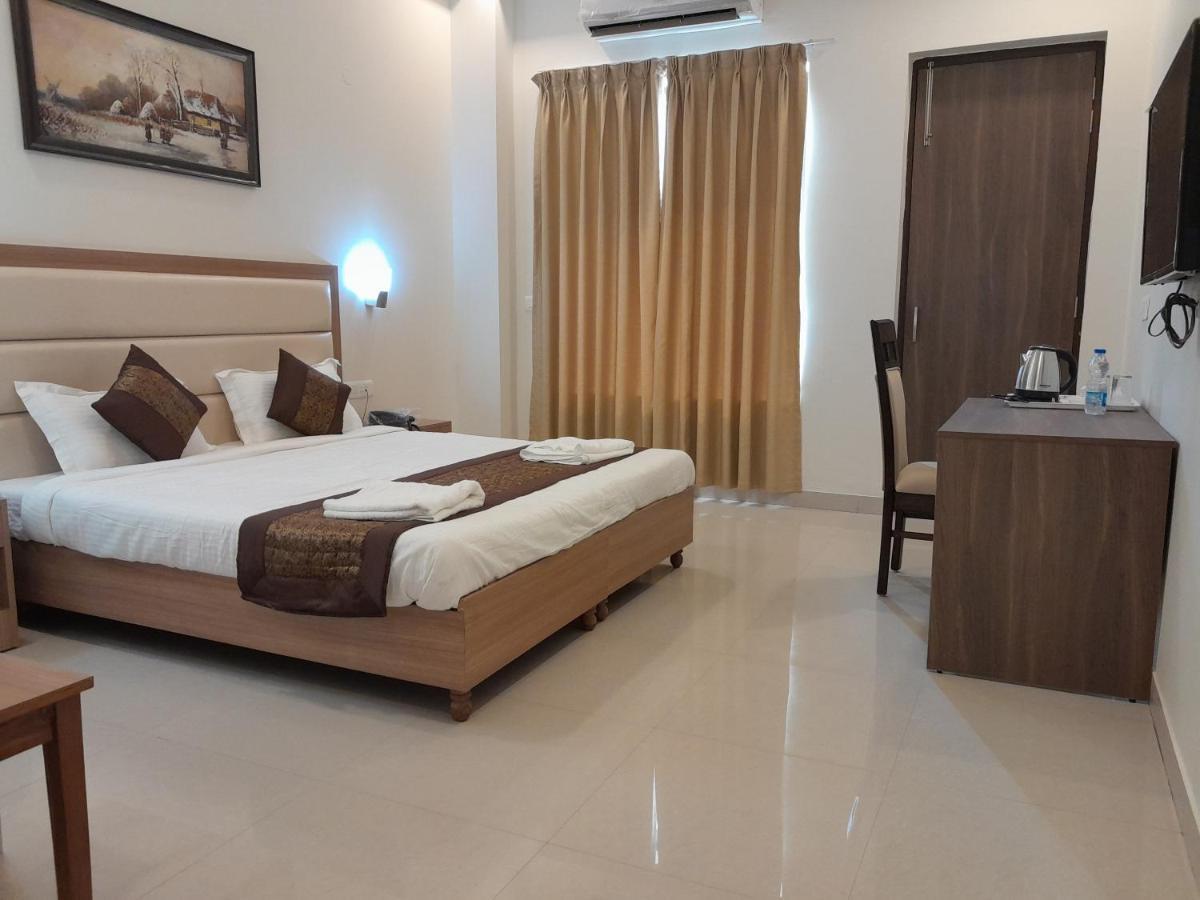 Hotel The Luxem - Behind Ibis Hotel Gurugram Gurgáon Kültér fotó