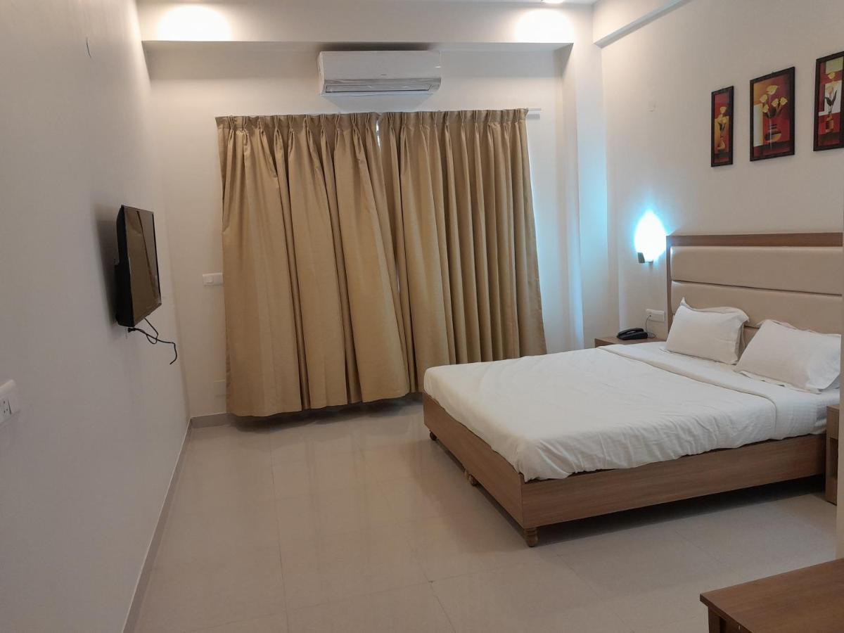 Hotel The Luxem - Behind Ibis Hotel Gurugram Gurgáon Kültér fotó