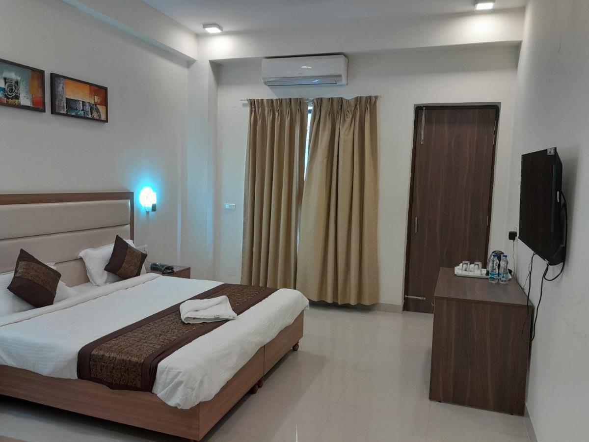 Hotel The Luxem - Behind Ibis Hotel Gurugram Gurgáon Kültér fotó