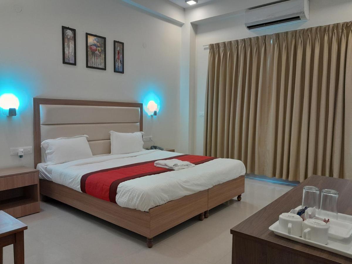 Hotel The Luxem - Behind Ibis Hotel Gurugram Gurgáon Kültér fotó