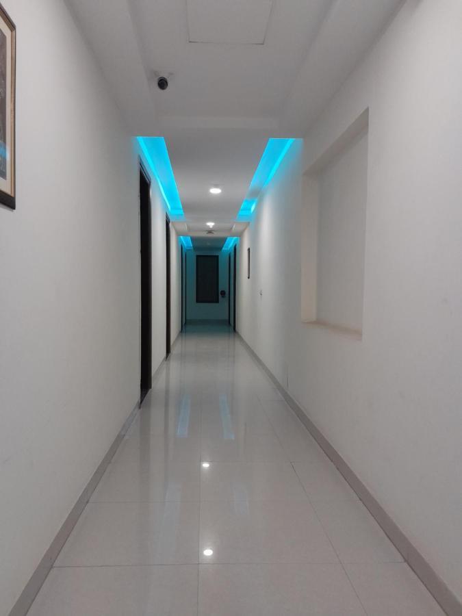 Hotel The Luxem - Behind Ibis Hotel Gurugram Gurgáon Kültér fotó