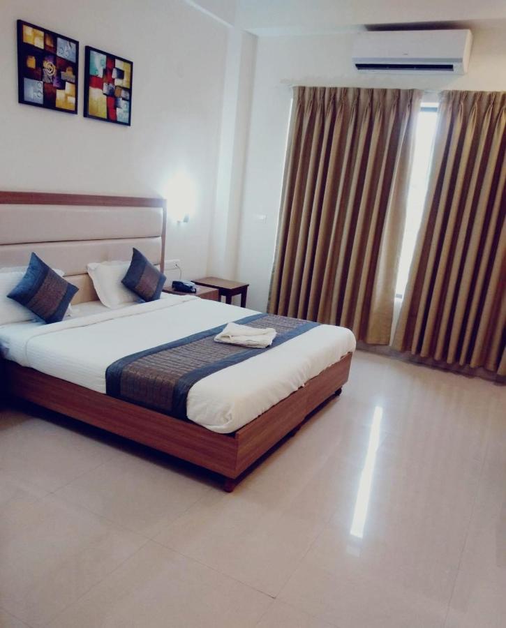 Hotel The Luxem - Behind Ibis Hotel Gurugram Gurgáon Kültér fotó