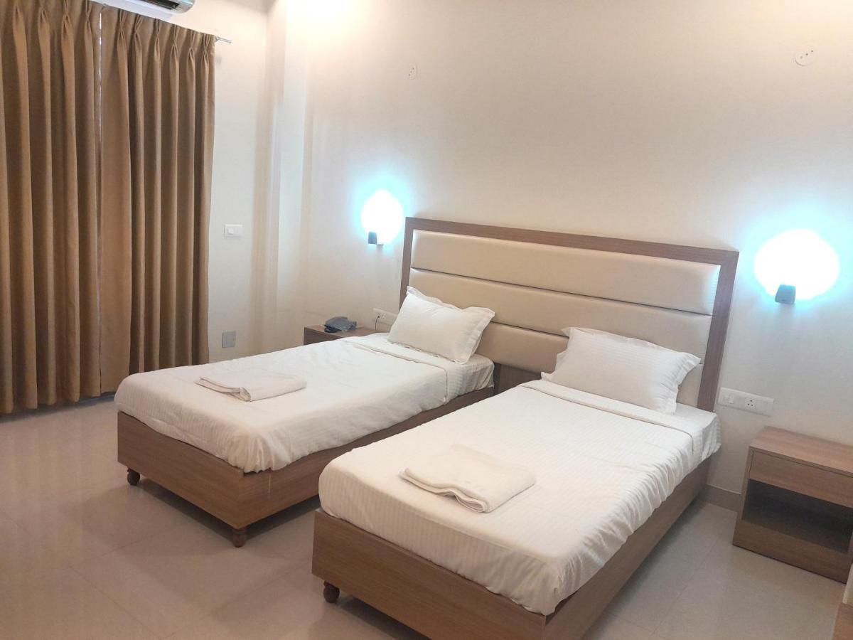 Hotel The Luxem - Behind Ibis Hotel Gurugram Gurgáon Kültér fotó