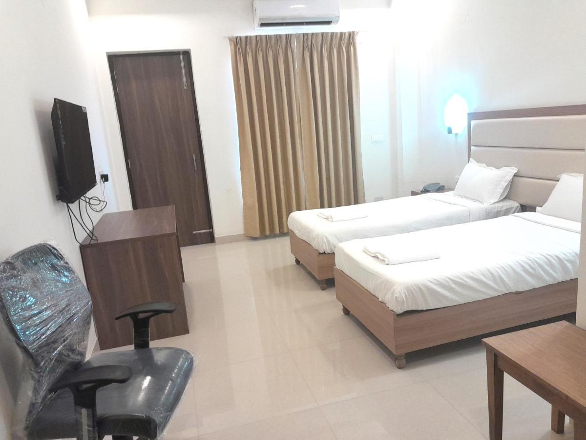 Hotel The Luxem - Behind Ibis Hotel Gurugram Gurgáon Kültér fotó