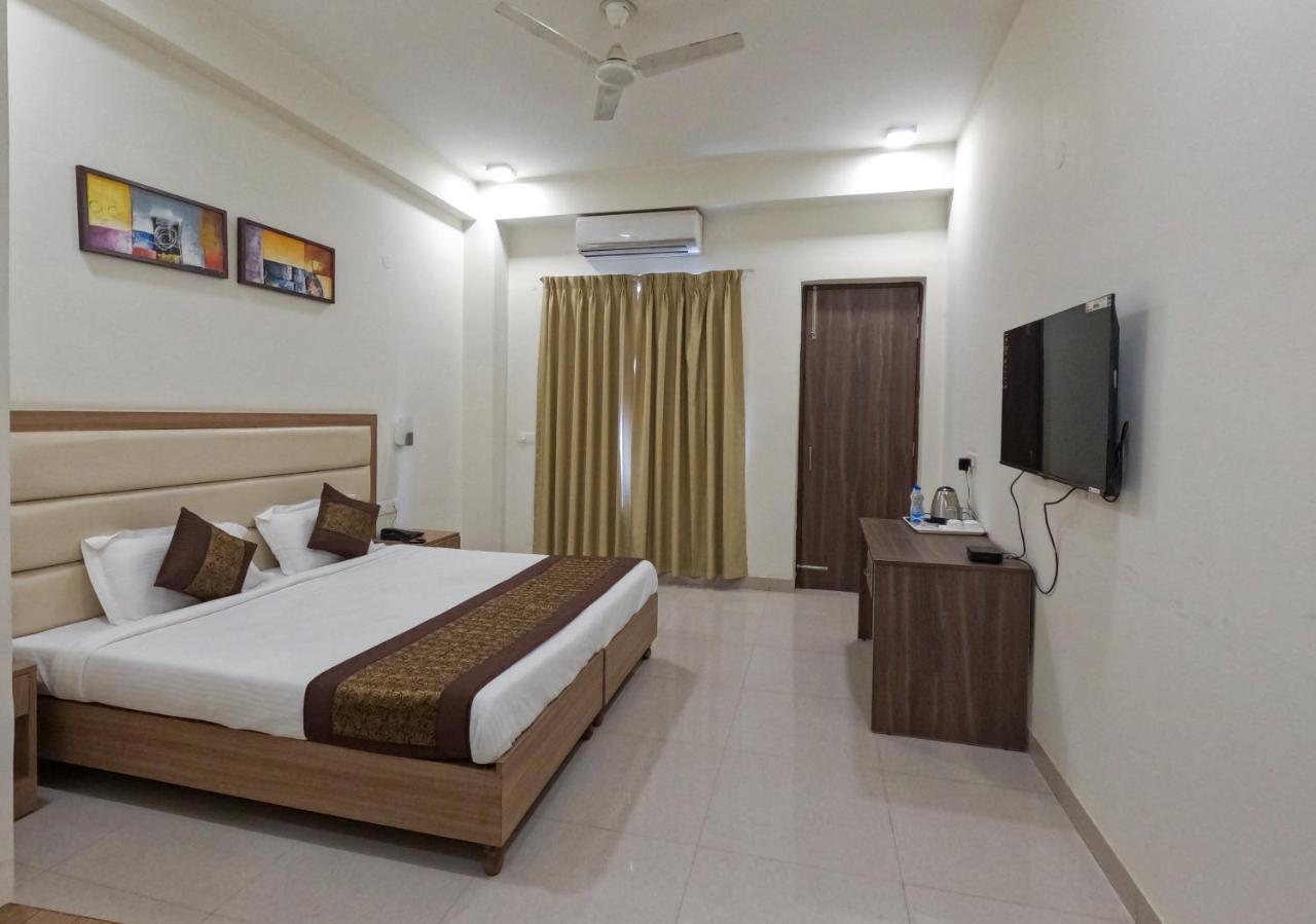 Hotel The Luxem - Behind Ibis Hotel Gurugram Gurgáon Kültér fotó