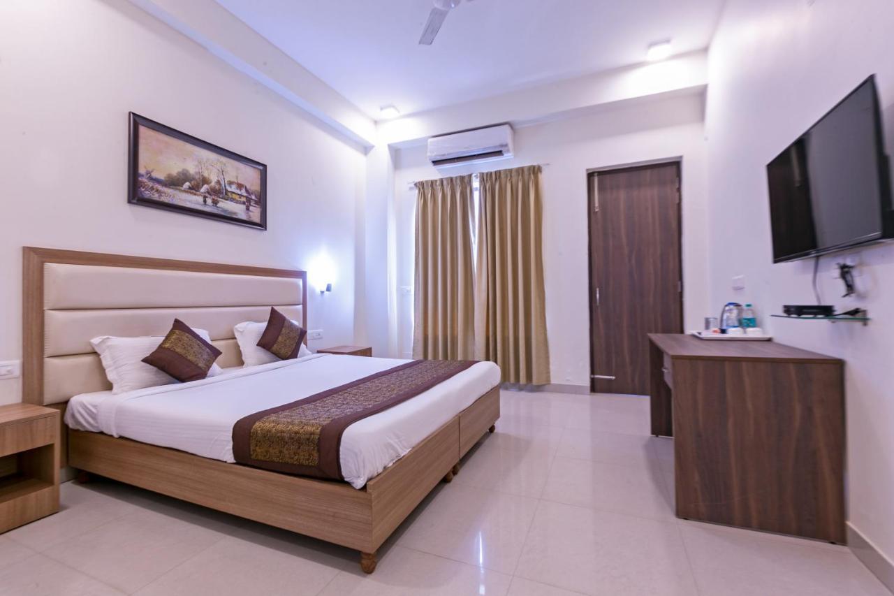 Hotel The Luxem - Behind Ibis Hotel Gurugram Gurgáon Kültér fotó