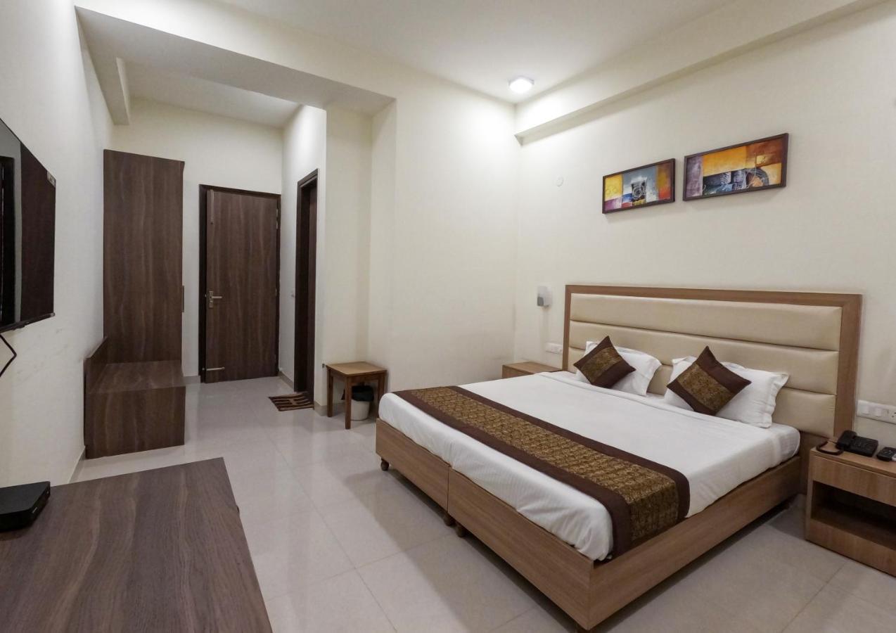 Hotel The Luxem - Behind Ibis Hotel Gurugram Gurgáon Kültér fotó