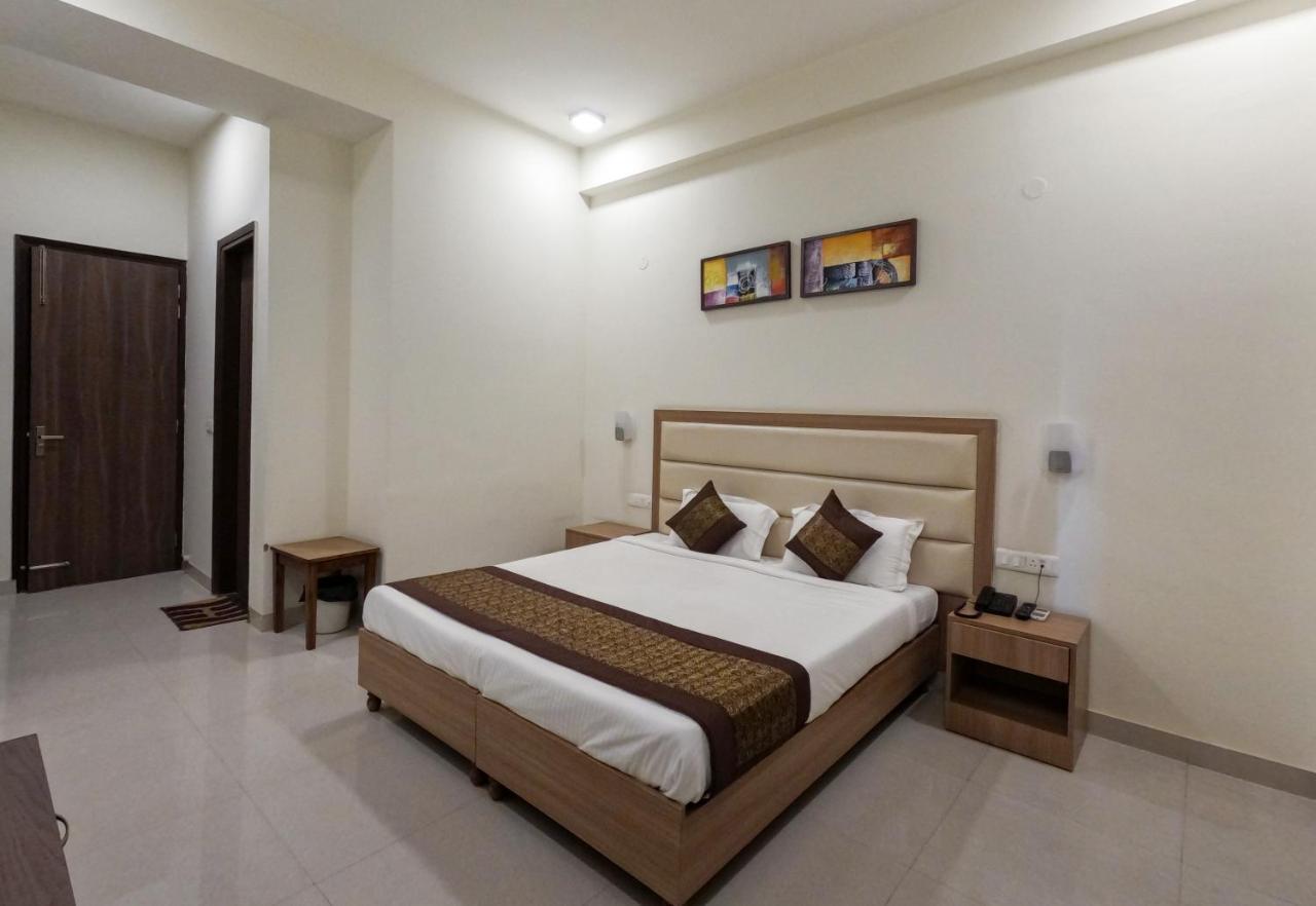 Hotel The Luxem - Behind Ibis Hotel Gurugram Gurgáon Kültér fotó