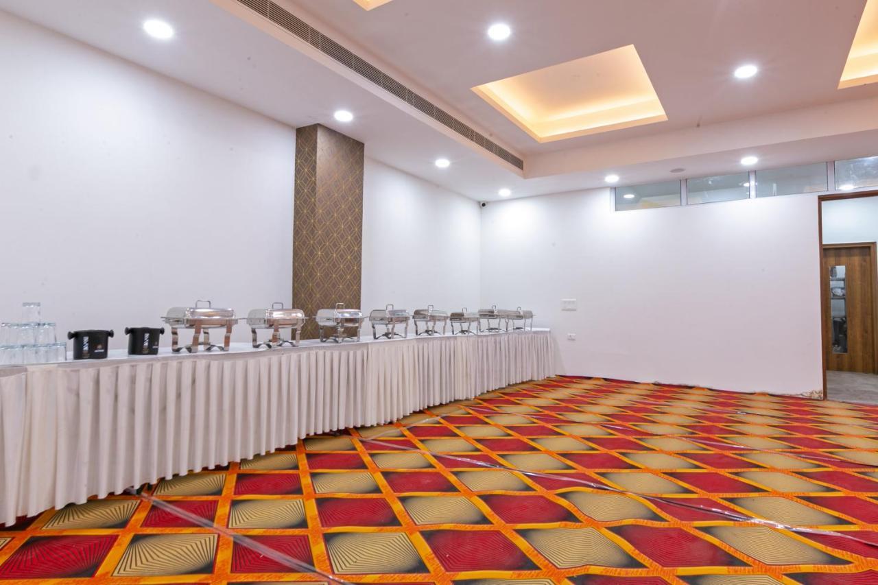 Hotel The Luxem - Behind Ibis Hotel Gurugram Gurgáon Kültér fotó