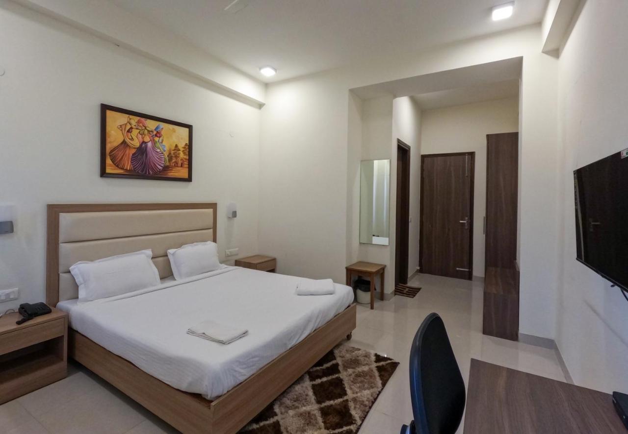 Hotel The Luxem - Behind Ibis Hotel Gurugram Gurgáon Kültér fotó