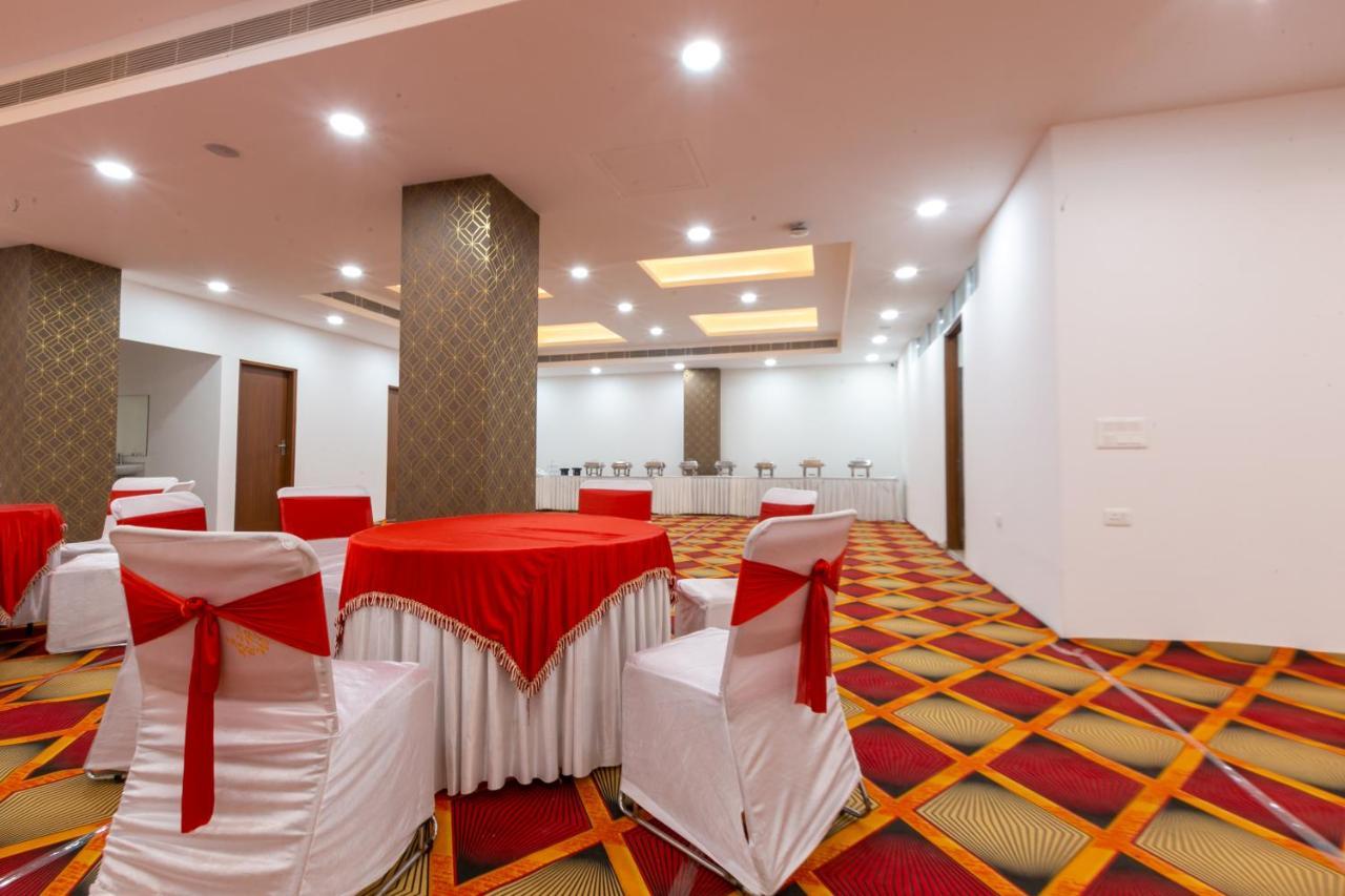 Hotel The Luxem - Behind Ibis Hotel Gurugram Gurgáon Kültér fotó