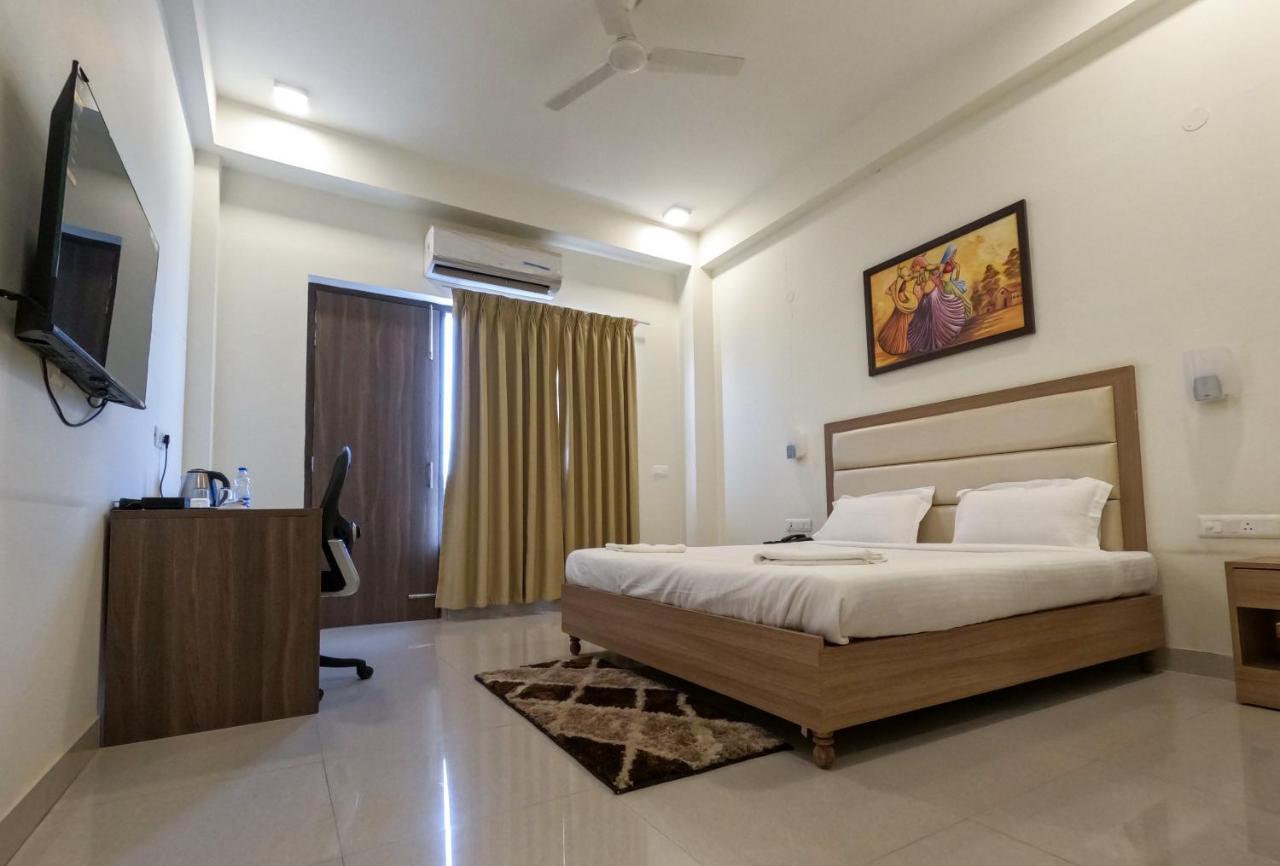 Hotel The Luxem - Behind Ibis Hotel Gurugram Gurgáon Kültér fotó