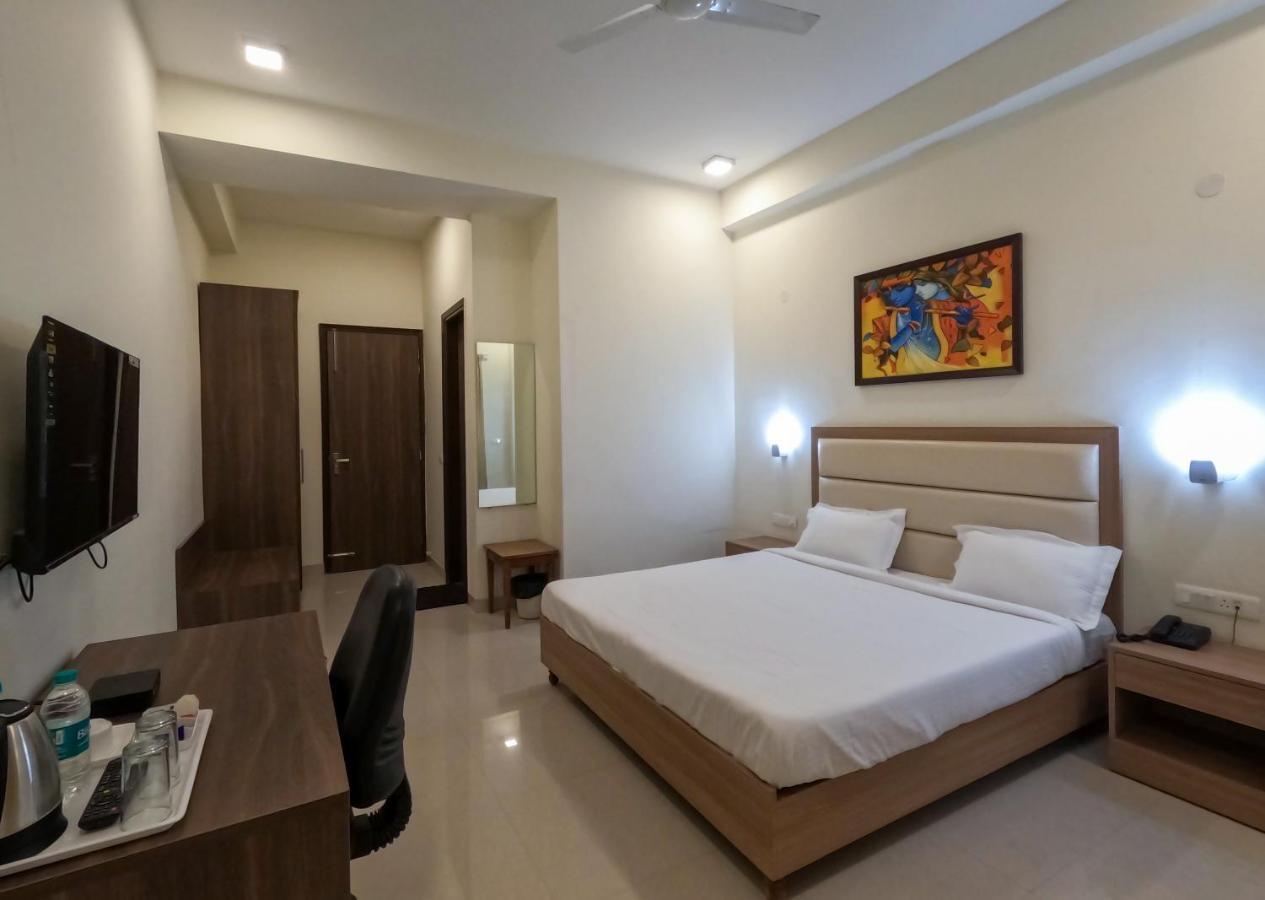 Hotel The Luxem - Behind Ibis Hotel Gurugram Gurgáon Kültér fotó
