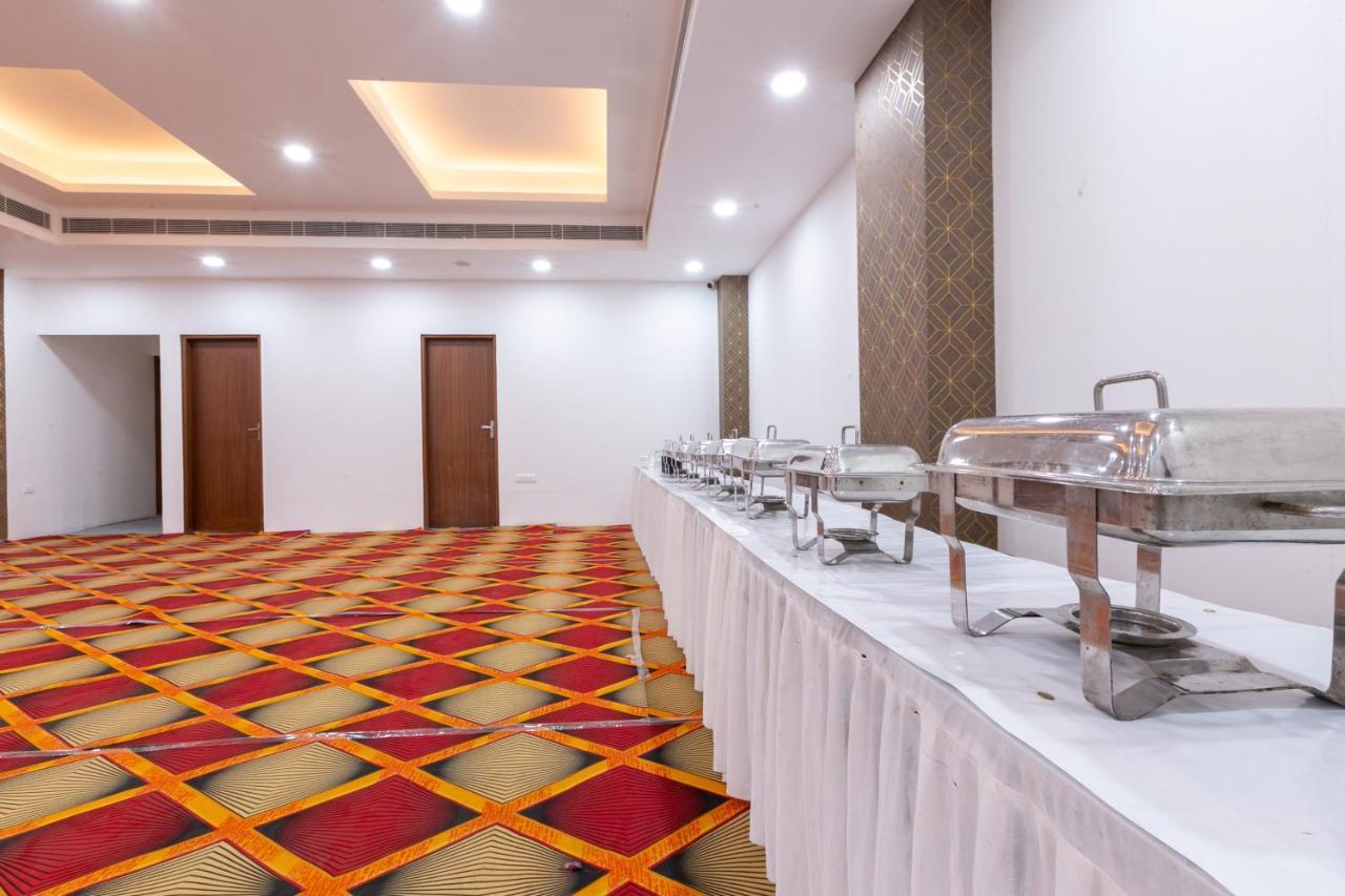 Hotel The Luxem - Behind Ibis Hotel Gurugram Gurgáon Kültér fotó