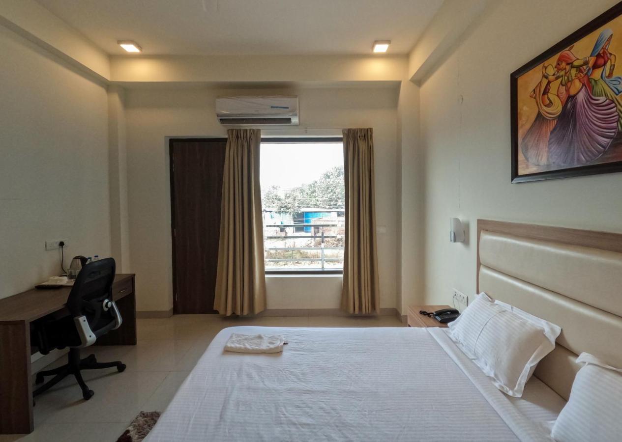 Hotel The Luxem - Behind Ibis Hotel Gurugram Gurgáon Kültér fotó