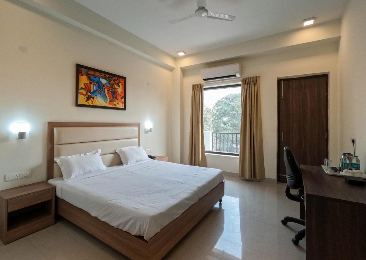 Hotel The Luxem - Behind Ibis Hotel Gurugram Gurgáon Kültér fotó