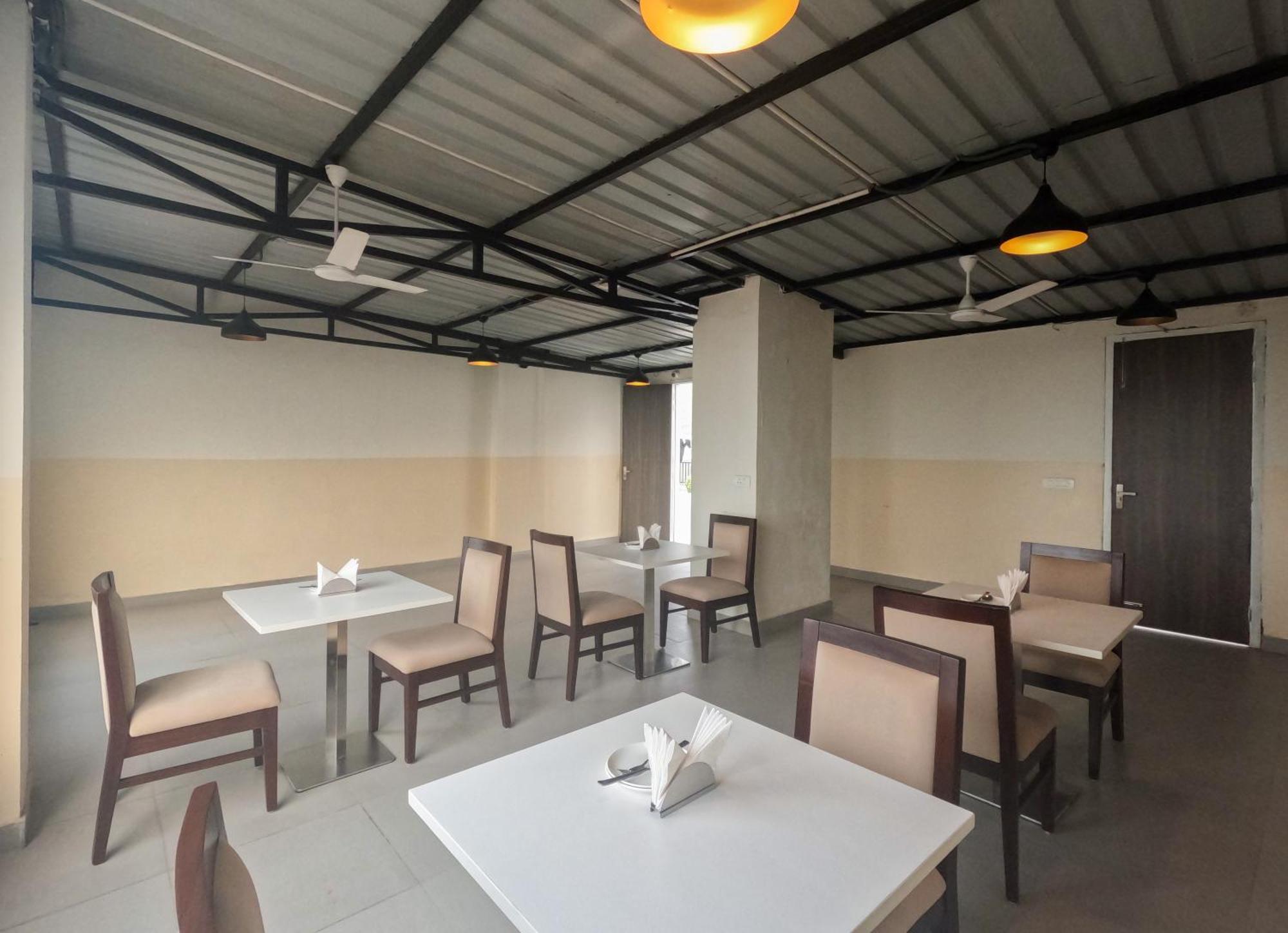 Hotel The Luxem - Behind Ibis Hotel Gurugram Gurgáon Kültér fotó