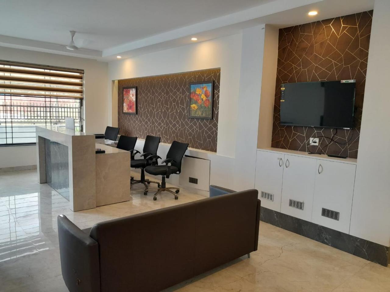 Hotel The Luxem - Behind Ibis Hotel Gurugram Gurgáon Kültér fotó