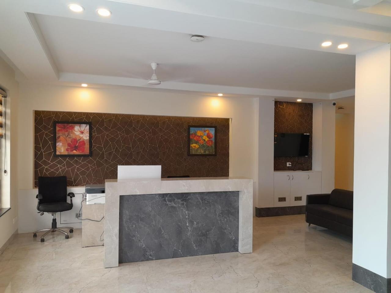 Hotel The Luxem - Behind Ibis Hotel Gurugram Gurgáon Kültér fotó