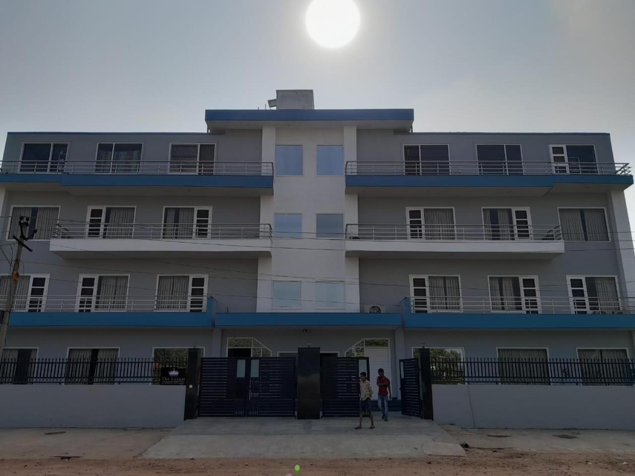 Hotel The Luxem - Behind Ibis Hotel Gurugram Gurgáon Kültér fotó