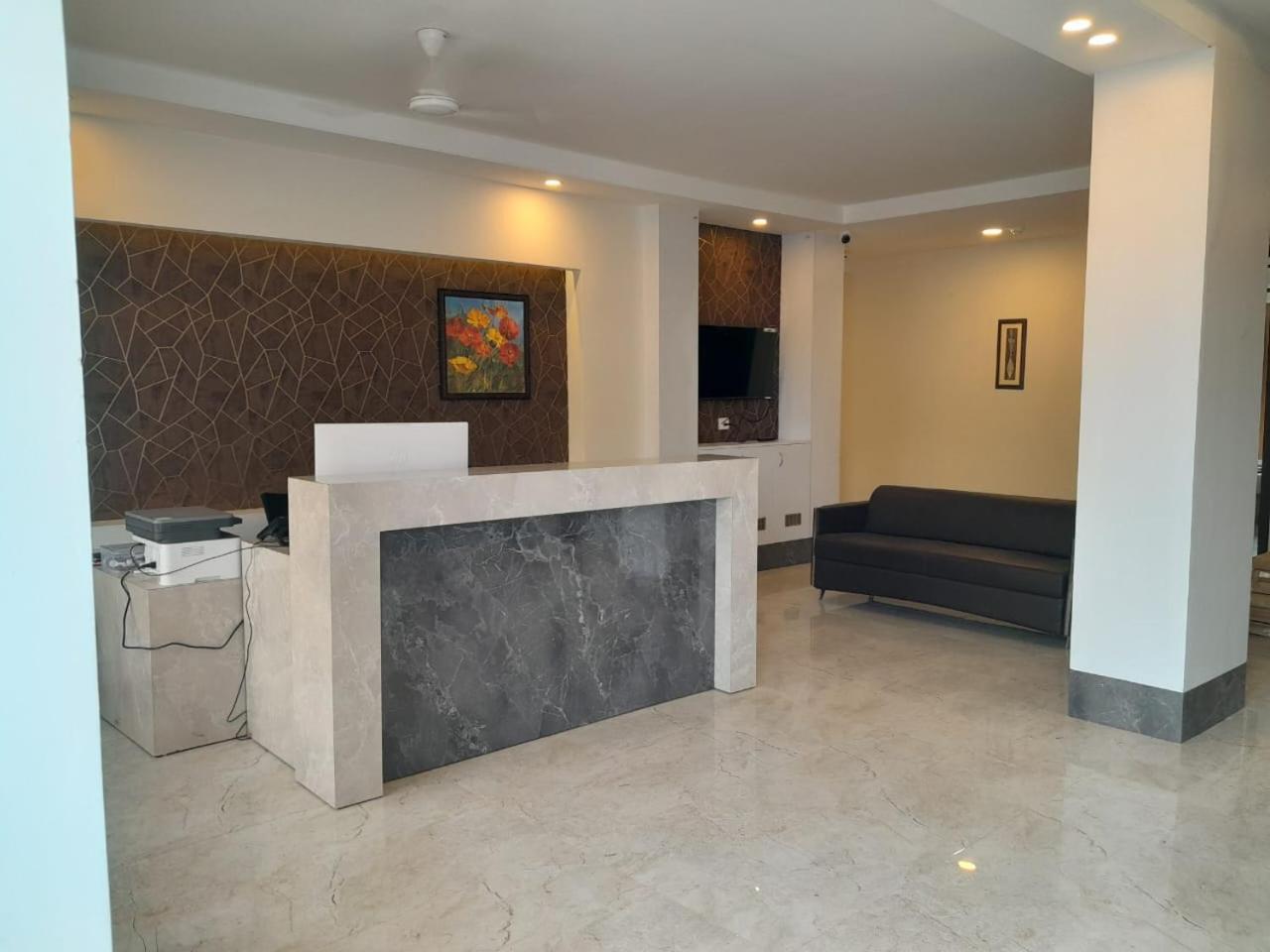 Hotel The Luxem - Behind Ibis Hotel Gurugram Gurgáon Kültér fotó